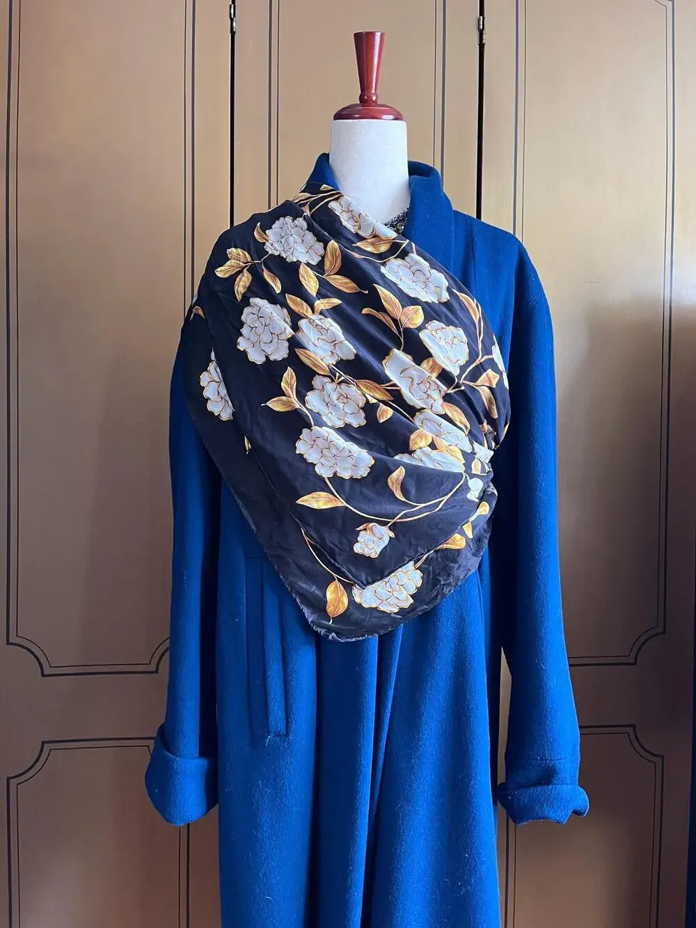 Vintage scarf with gilded flowers